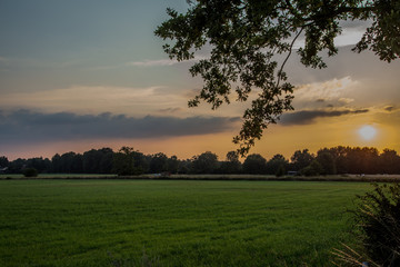 Sonnenuntergang hinter den Feldern