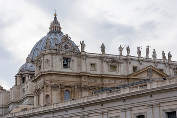 Vatikan Petersdom vor wolkigem Himmel, Glockenturm 
