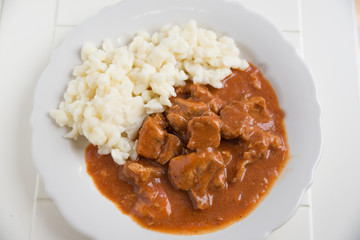 Paprikagulasch mit Nockerl 