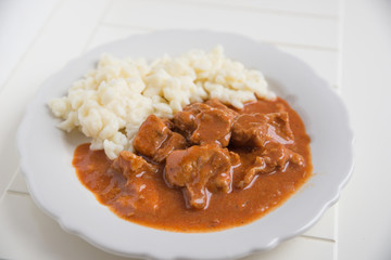 Paprikagulasch mit Nockerl 