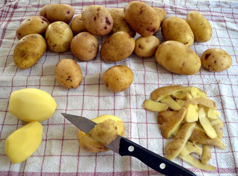 Kartoffeln Schälen" Bilder – Durchsuchen 35 Archivfotos, Vektorgrafiken und  Videos | Adobe Stock