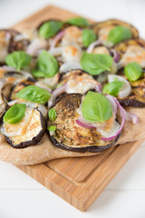 Vegetarische Pizza mit Auberginen