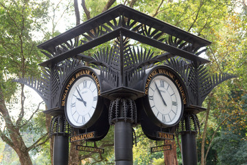 Naklejka premium World clock near orchid garden in Singapore Botanic Gardens