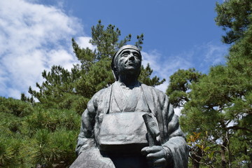 松尾芭蕉（像）／山形県酒田市の日和山公園で撮影した写真です。日和山公園は全国の名所の中から「日本の都市公園100選」と「日本の歴史公園100選」に選ばれた美しい公園です。写真は俳聖として世界的にも知られる松尾芭蕉です。芭蕉が弟子の河合曾良を伴い『おくのほそ道』で立ち寄った酒田では、「暑き日を海にいれたり最上川」と「あつみ山や吹浦かけて夕すヾみ」の、２つの俳句を残しています。