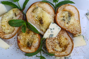 Baked pear with blue cheese
