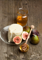 White cheese with figs and honey