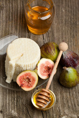 White cheese with figs and honey