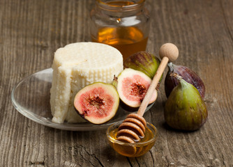 White cheese with figs and honey