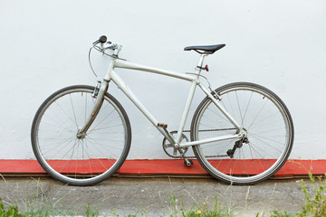 Fototapeta na wymiar Bicycle against the wall