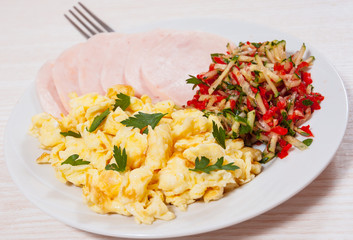 scrambled eggs with ham and salad