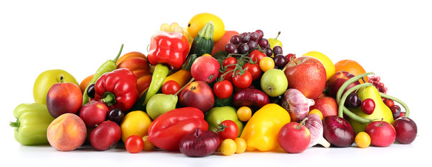 Tas de fruits et légumes frais isolés sur blanc