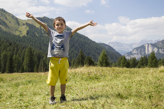 Bambino in montagna