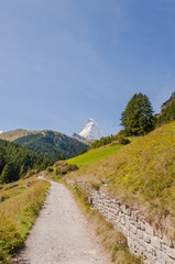 Naklejka na ściany i meble Zermatt, Dorf, Bergdorf, Schweizer Alpen, Walliser Berge, Wanderweg, Furi, Zmutt, Matterhorn, Wallis, Sommer, Schweiz