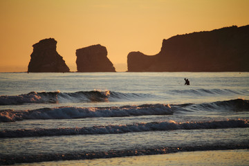 Les dexu jumeaux au lever de soleil a la plage Hendaye © Barbara C