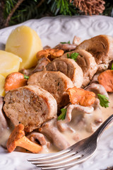 potatoes with pork medallions and chanterelle sauce