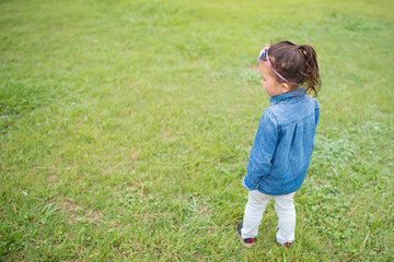 芝生で遊ぶ女の子