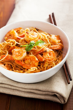 Thai rice noodles with shrimps