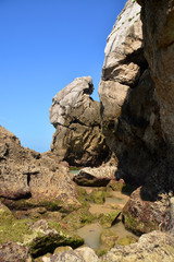 costa rocosa en la playa de Usgo, Cantabria