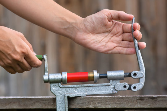 reloading cartridge by shotgun shell reloader