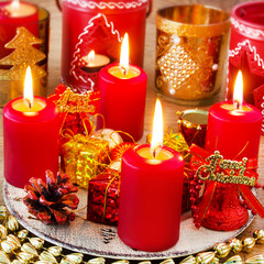 Kerzen und Dekoration