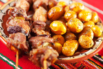 Pork skewer with potatos