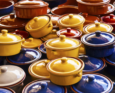 Ollas de barro para cocinar pintadas en distintos colores 
