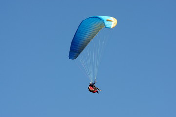 vol de parapente dans le ciel de savoie