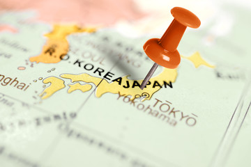 Naklejka premium Location Japan. Red pin on the map.