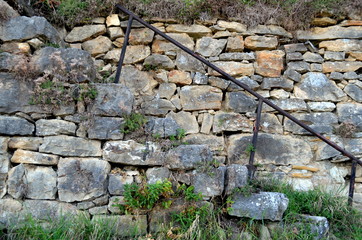 Treppe vor Steinmauer