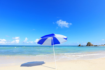 美しい沖縄のビーチと夏空