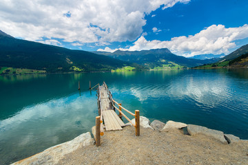 Houten pier op het bergmeer in Zuid-Tirol, Italië