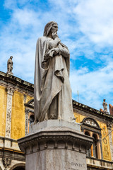 Fototapeta na wymiar Statue of Dante in Verona, Italy