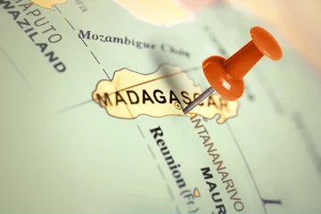 Foto op Canvas Locatie Madagaskar. Rode speld op de kaart. © Zerophoto