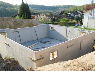 Bau eines Fertigkellers mit Fertigteilen aus Beton