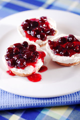 Mini cheesecakes with cranberries