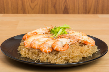 baked vermicelli with shrimp in wood dish