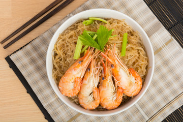baked vermicelli with shrimp in wood dish