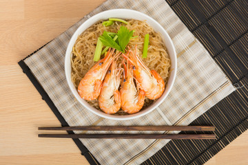baked vermicelli with shrimp in wood dish
