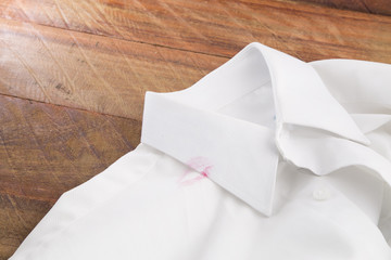 Camisa blanca de hombre marcado con labial (concepto infidelidad) 
