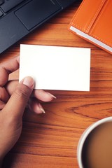 Obraz premium Coffee cup with blank business card at office