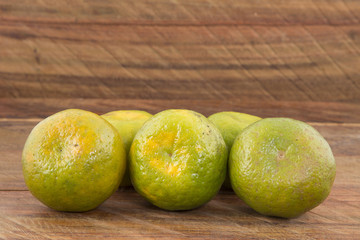 Mandarina deliciosa fruta tropical sobre mesa rústica