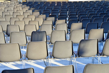 Stuhlreihen bei einem Open Air Event