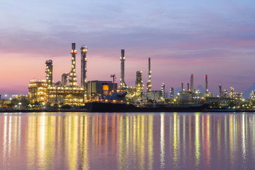 Obraz na płótnie Canvas oil refinery industry plant at twilight morning