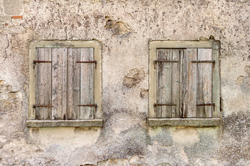 Zwei alte Fenster mit geschlossenen Fensterläden 