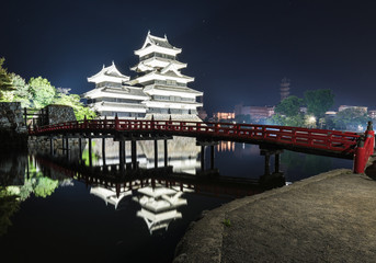 Obraz premium Matsumoto castle in the night time with the reflection in the water