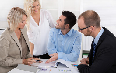 Fototapeta premium Geschäftsleute im Büro. Männer und Frauen in einer Besprechung analysieren und planen.