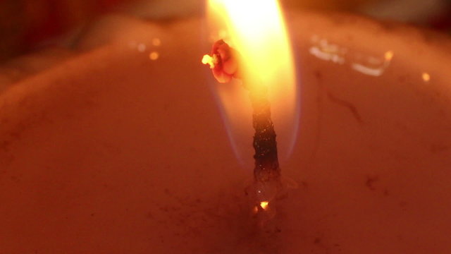 Фитиль плохо горит. Горение свечи. Аромасвеча с деревянным фитилем. Форма пламени свечи. Гриб на фитиле.