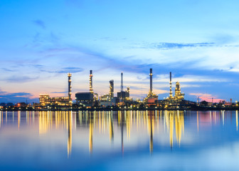 Obraz premium Oil refinery , Petrochemical industrial with city background at sunset , Bangkok , Thailand