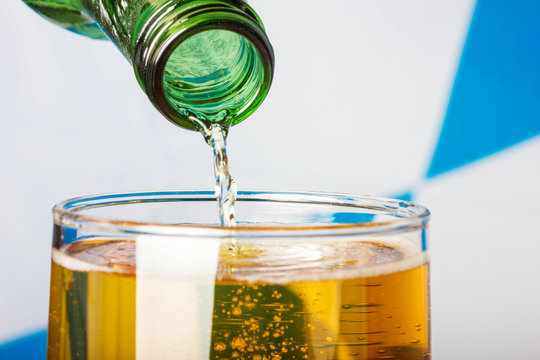 bierglas f&uuml;llt glas mit bier