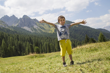Bambino in montagna